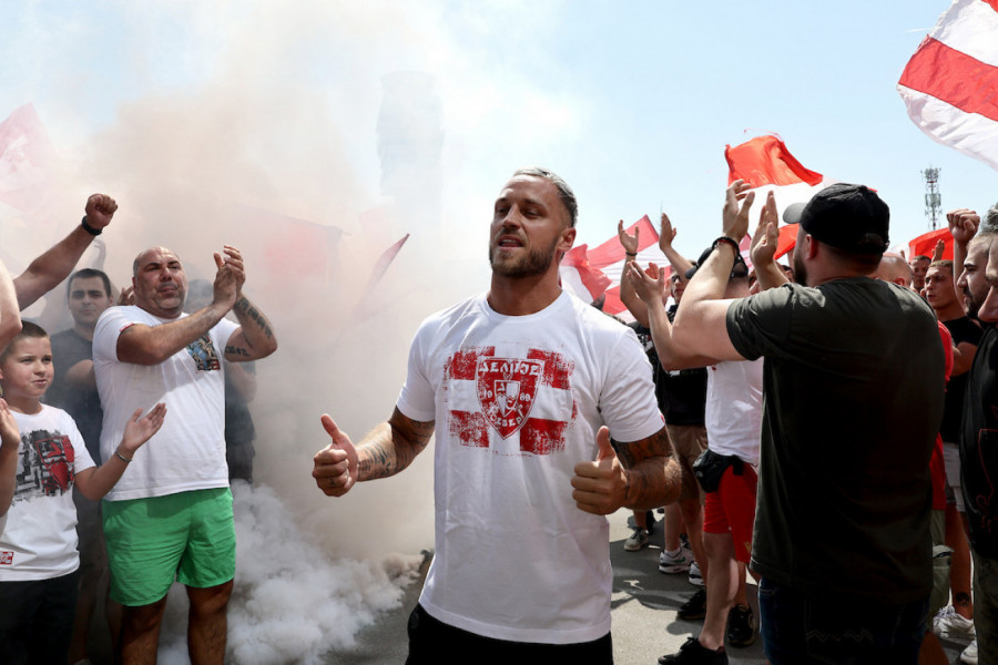 TERZIĆ DOVEO ARNAUTOVIĆA U BEOGRAD, NAVIJAČI IH DOČEKALI: Evo koji poklon je Marko dobio od njih! (VIDEO)