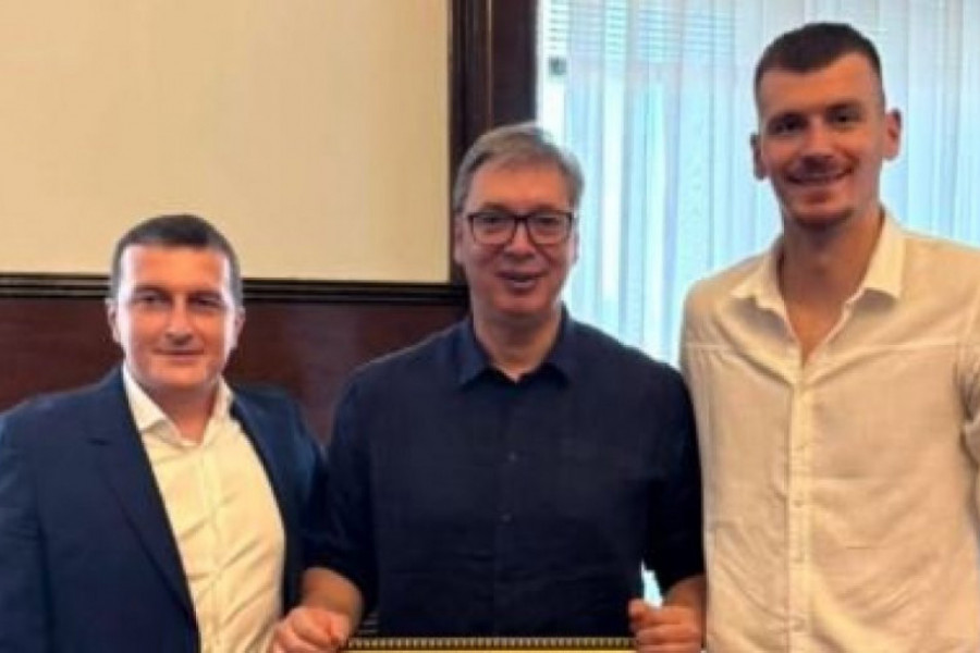 KOLIKO SAM NIZAK, NAJBOLJE SE VIDI KAD STANEM UZ LEGENDARNOG BORIŠU: Vučić se susreo sa Simanićem i Novicom Motikom (FOTO)
