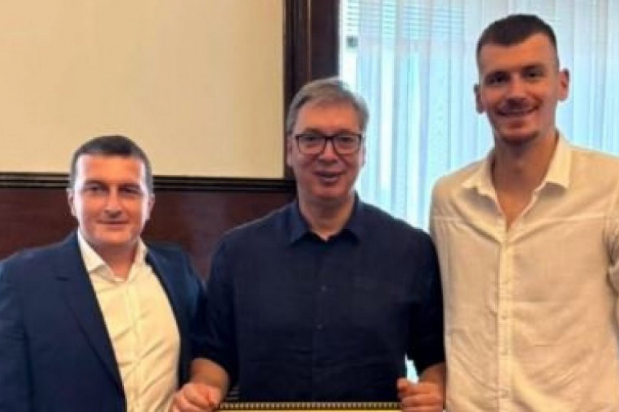 KOLIKO SAM NIZAK, NAJBOLJE SE VIDI KAD STANEM UZ LEGENDARNOG BORIŠU: Vučić se susreo sa Simanićem i Novicom Motikom (FOTO) KOLIKO SAM NIZAK, NAJBOLJE SE VIDI KAD STANEM UZ LEGENDARNOG BORIŠU: Vučić se susreo sa Simanićem i Novicom Motikom (FOTO)