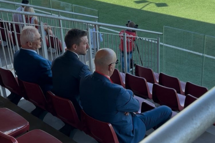 PODRŠKA SA TRIBINA: Zajedno sa navijačima utakmicu prate i čelnici Zvezde!