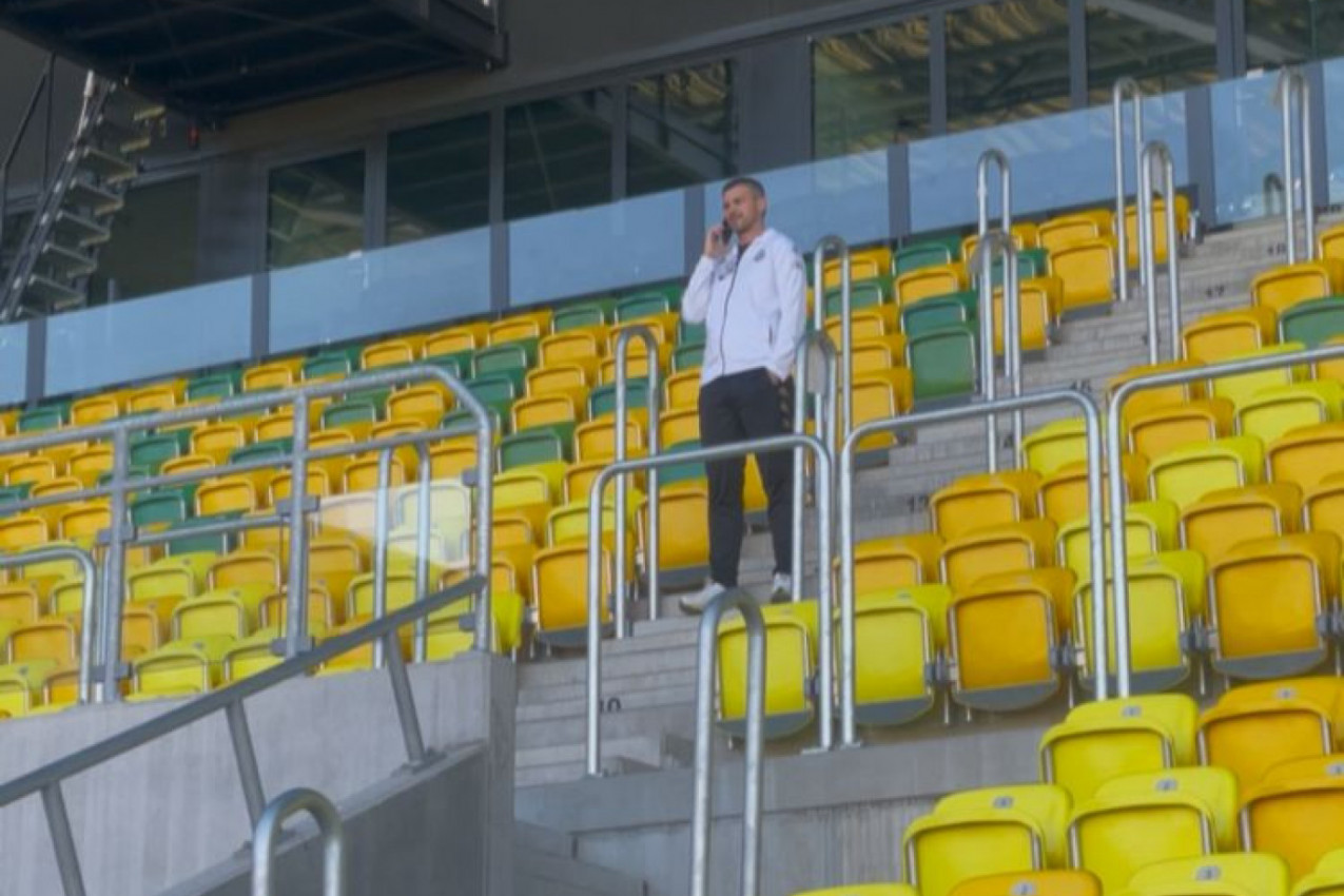 LAZOVIĆ NA TRIBINAMA U POLJSKOJ: Generalni direktor crno-belih BUDNO PRATI trening Partizana pred Oleksandriju! (VIDEO)