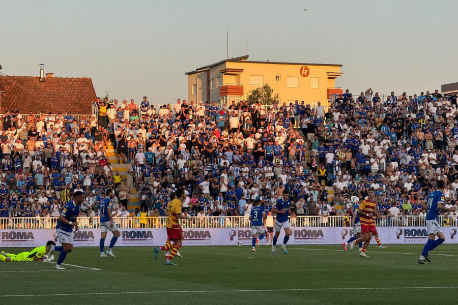 NEVEROVATNE SCENE IZ NOVOG PAZARA: Ko ume, njemu dve - Pogledajte hit sa stadiona kraj Jošanice! (FOTO)