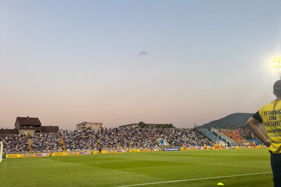 POČELO JE DRUGO POLLUVREME U NOVOM PAZARU: Tuča na stadionu i dva gola - Radnički  ulazi u bitku!