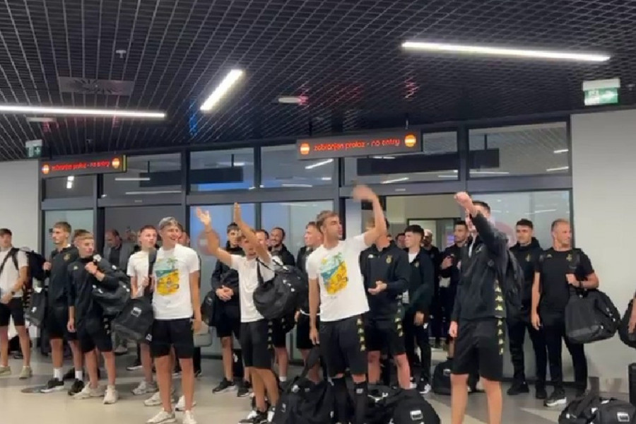 PRAVA ŽURKA NA AERODROMU U BEOGRADU: Najvatreniji navijači Partizana dočekali igrače posle trijumfa u Poljskoj! (VIDEO)