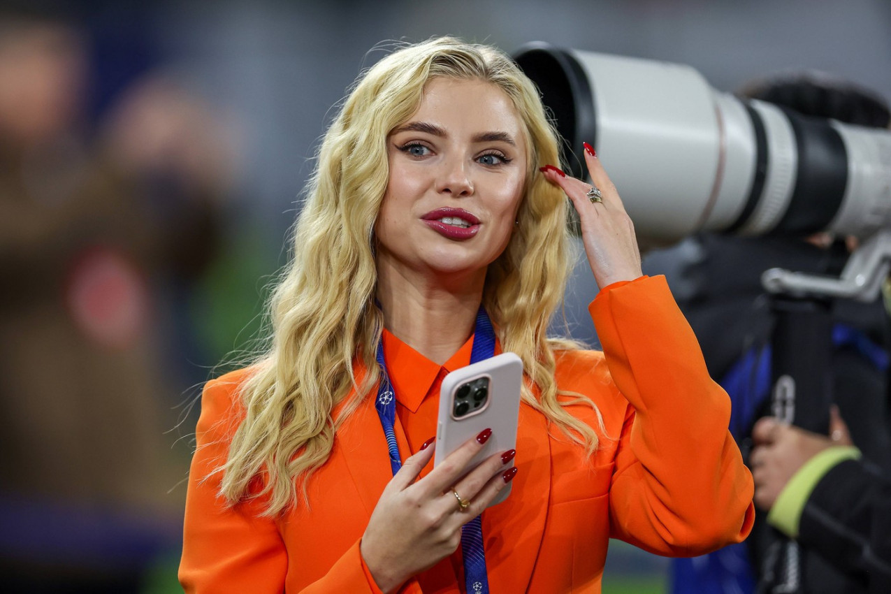 MACA POJELA JEZIK: Trener se potpuno pogubio - atraktivnu novinarku nije smeo u oči da pogleda! (VIDEO) MACA POJELA JEZIK: Trener se potpuno pogubio - atraktivnu novinarku nije smeo u oči da pogleda! (VIDEO)