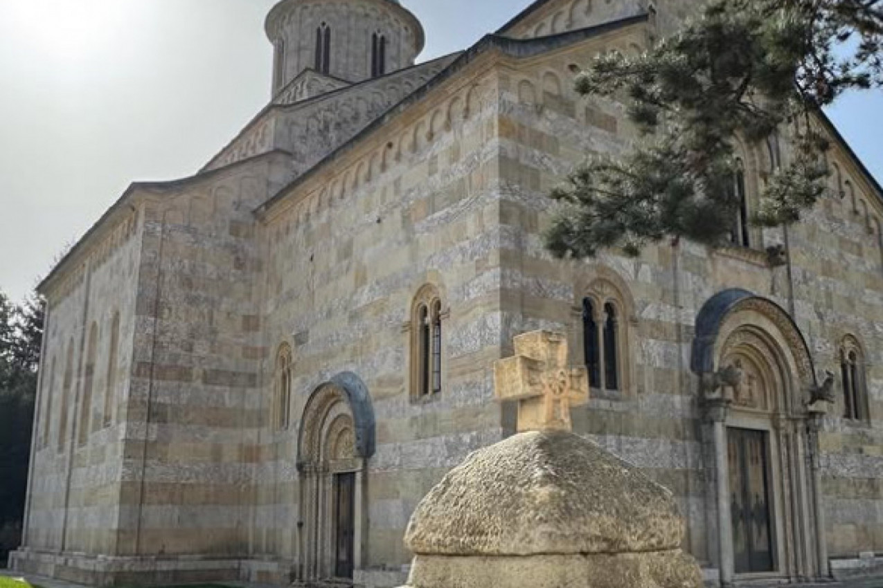 UVEK I SVUGDE UZ SVOJ NAROD: Crvena zvezda posetila manastire na Kosovu i Metohiji! (FOTO)