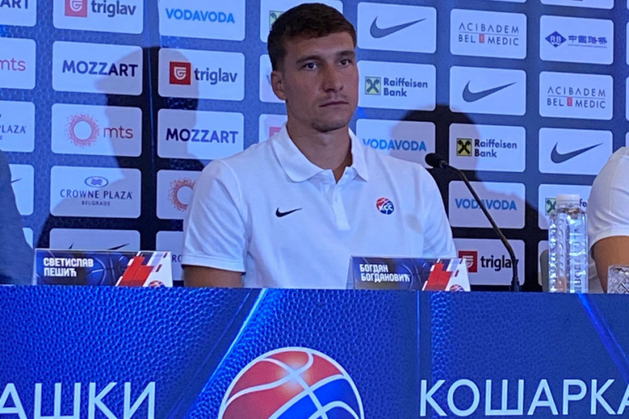 POGLEDAJTE KAKAV POKLON JE DOBIO BOGDANOVIĆ NA KONFERENCIJI! Malo je reći da je ODUŠEVLJEN, a simbolika je i više nego jaka! (VIDEO)