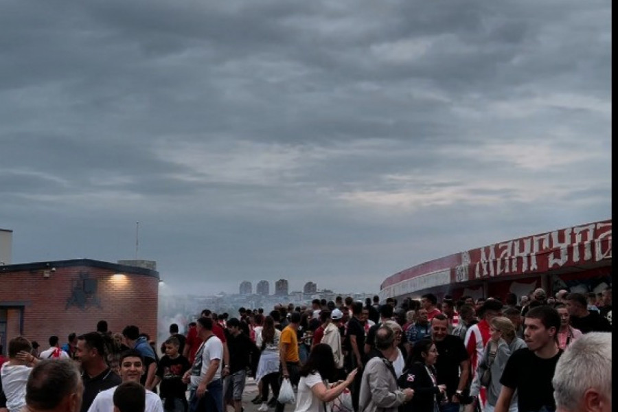 TUČA ISPRED MARAKANE, LETELE PETARDE I BAKLJE! Opšti haos pred duel s Linkolnom (VIDEO)