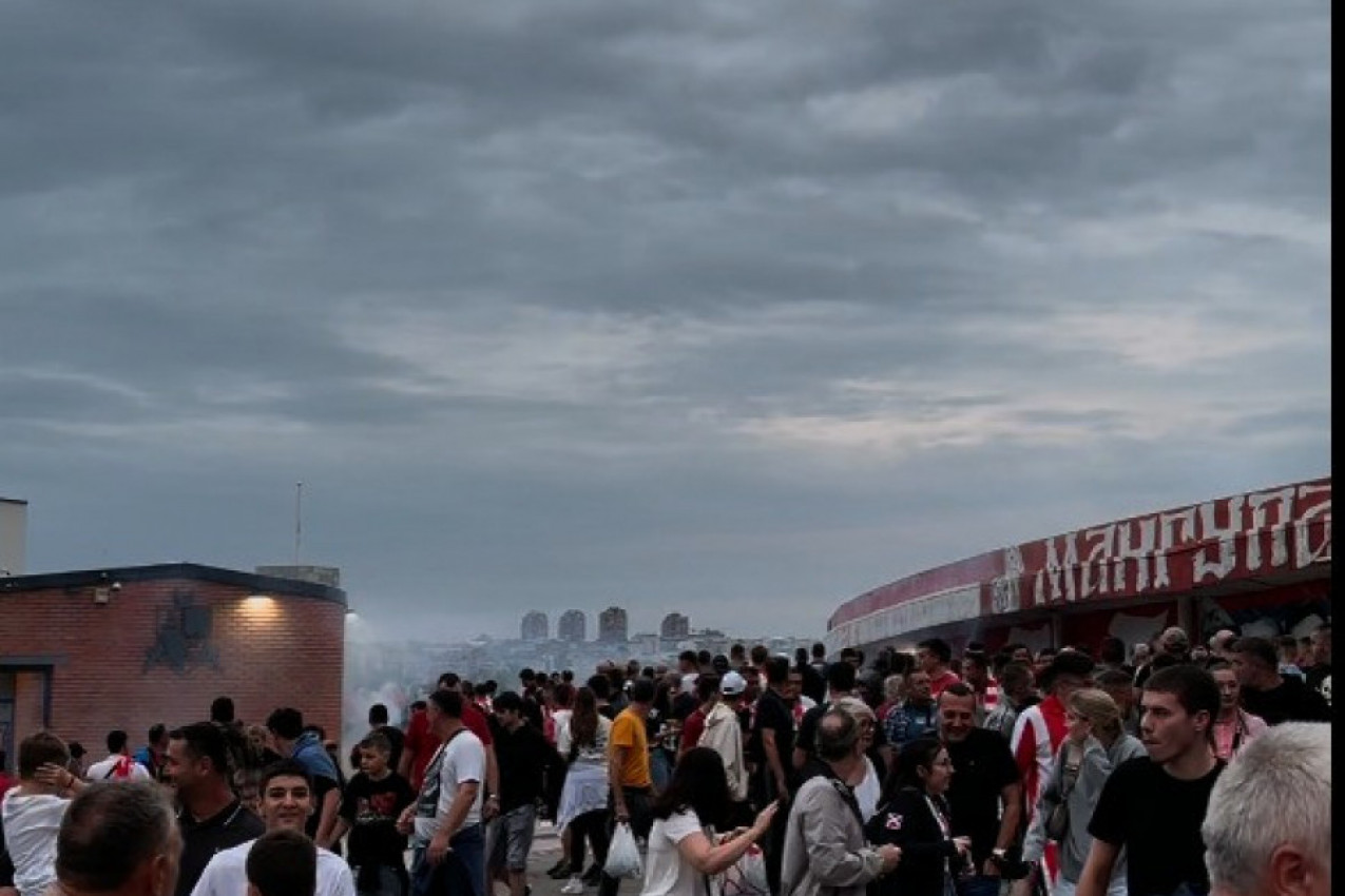 TUČA ISPRED MARAKANE, LETELE PETARDE I BAKLJE! Opšti haos pred duel s Linkolnom (VIDEO) TUČA ISPRED MARAKANE, LETELE PETARDE I BAKLJE! Opšti haos pred duel s Linkolnom (VIDEO)