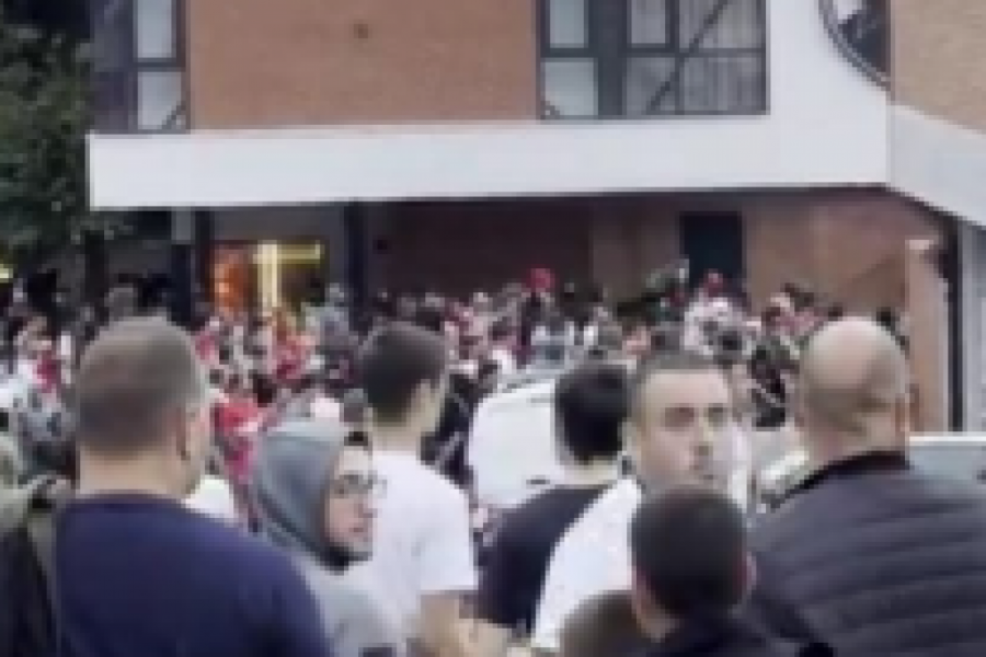 NOVI UGAO HAOSA ISPRED MARAKANE! Opšti metež pre meča - LETE PREDMETI NA SVE STRANE (VIDEO)