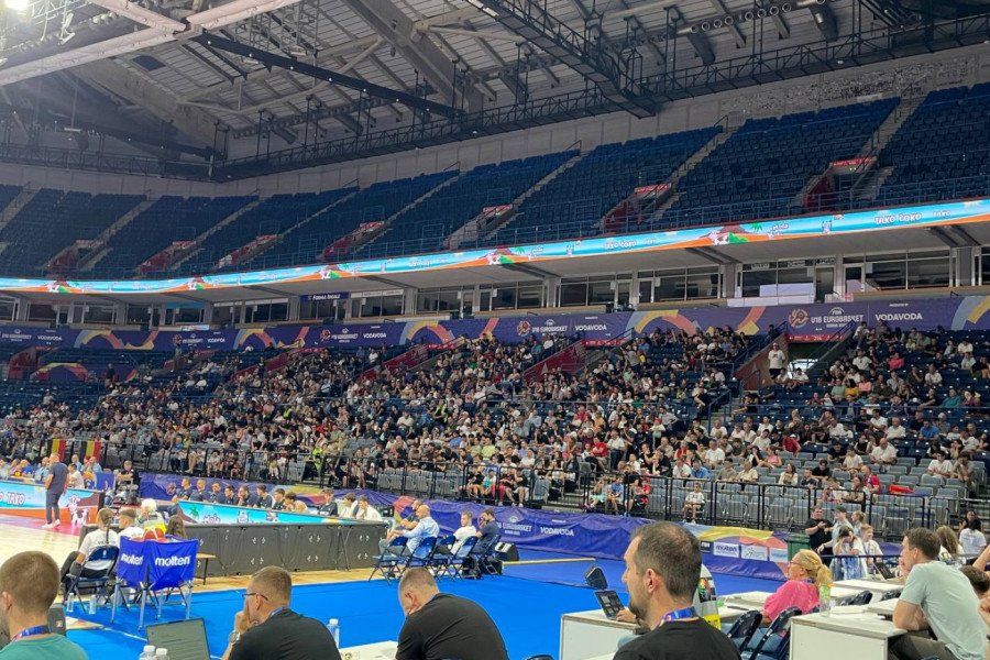 MILJENIK GROBARA DOŠAO DA PODRŽI ORLIĆE! Dobro poznato lice uživa u Beogradskoj areni! (VIDEO)