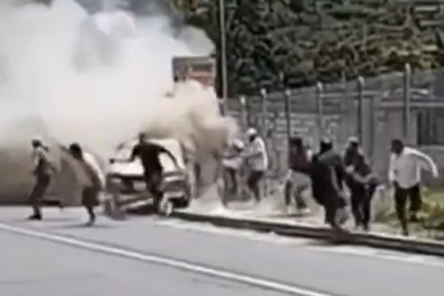 HOROR! AUTOMOBIL SE ZAKUCAO U PUBLIKU: Dvoje MRTVI, dete bez nogu! Krvavi haos, ljudi ležali nepomično na putu! (VIDEO