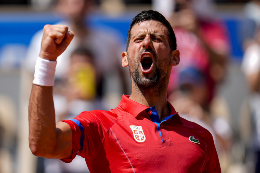 HIT SNIMAK: Ostavio reket, pa je obuo kopačke - Novak Đoković oduševio prisutnu decu! (VIDEO)