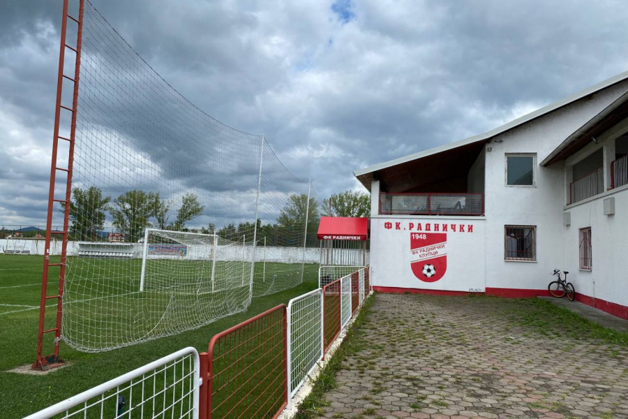 STATIVA MOGLA DA SPASE FUDBALERE: Neverovatan detalj na terenu u koji je udario grom (VIDEO, FOTO GALERIJA)