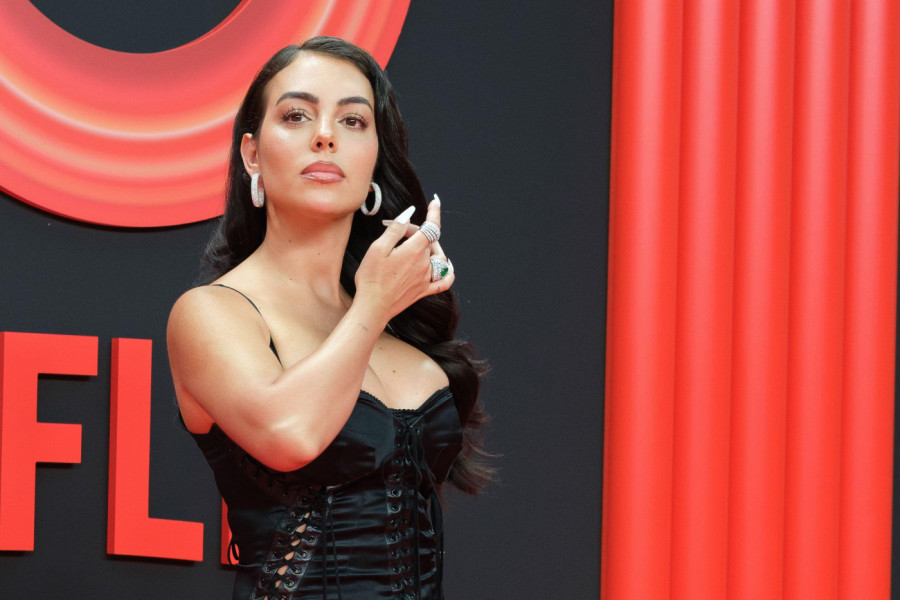 GEORGINA SE SKINULA NA PLAŽI I POKAZALA PREVIŠE: Svi su gledali u OVAJ DETALJ na njoj! (FOTO)