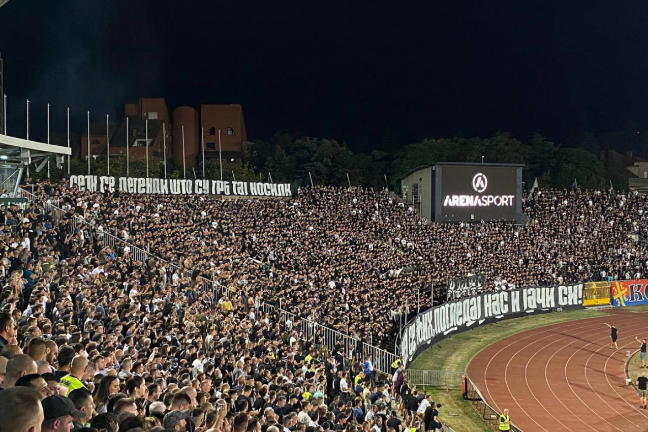 OVAKO SE BODRI PARTIZAN! Grobari ZAGRMELI pred punim stadionom u Humskoj! (VIDEO)