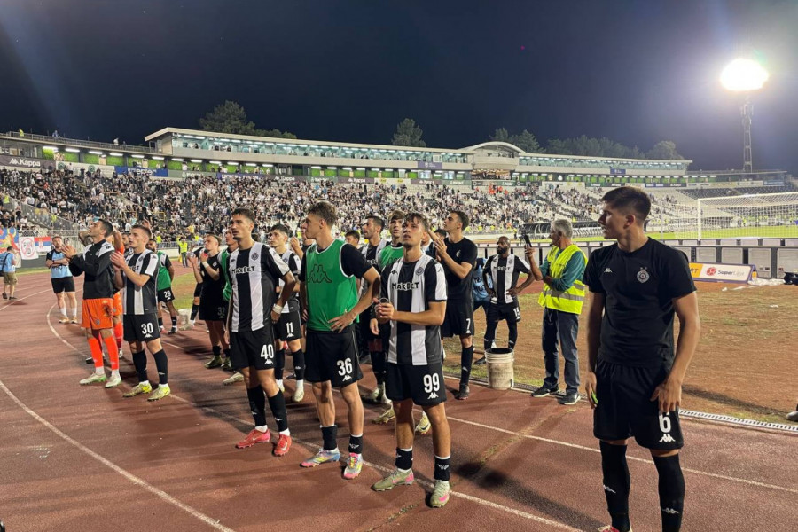 DECO, GLAVU GORE! Fudbaleri Partizana nakon poraza dobili podršku navijača za DIVLJENJE! (VIDEO)