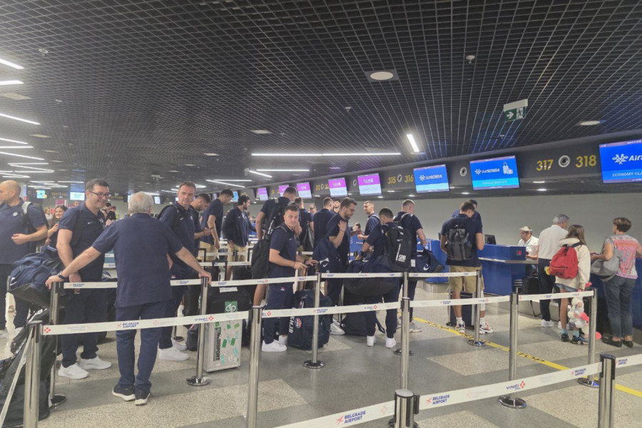 "ORLOVI" LETE NA JUG: Pogledajte atmosferu među košarkašima Srbije pred put na važne mečeve (VIDEO)