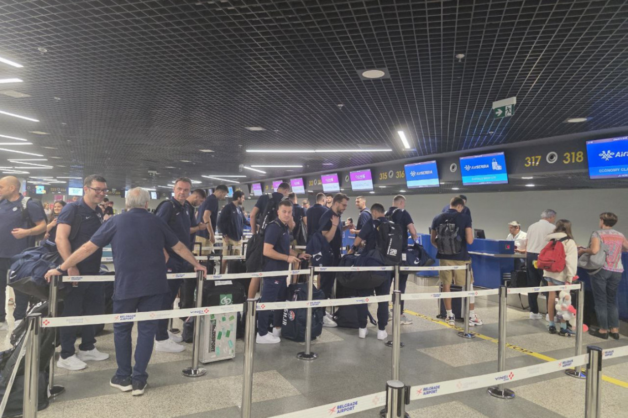 "ORLOVI" LETE NA JUG: Pogledajte atmosferu među košarkašima Srbije pred put na važne mečeve (VIDEO)