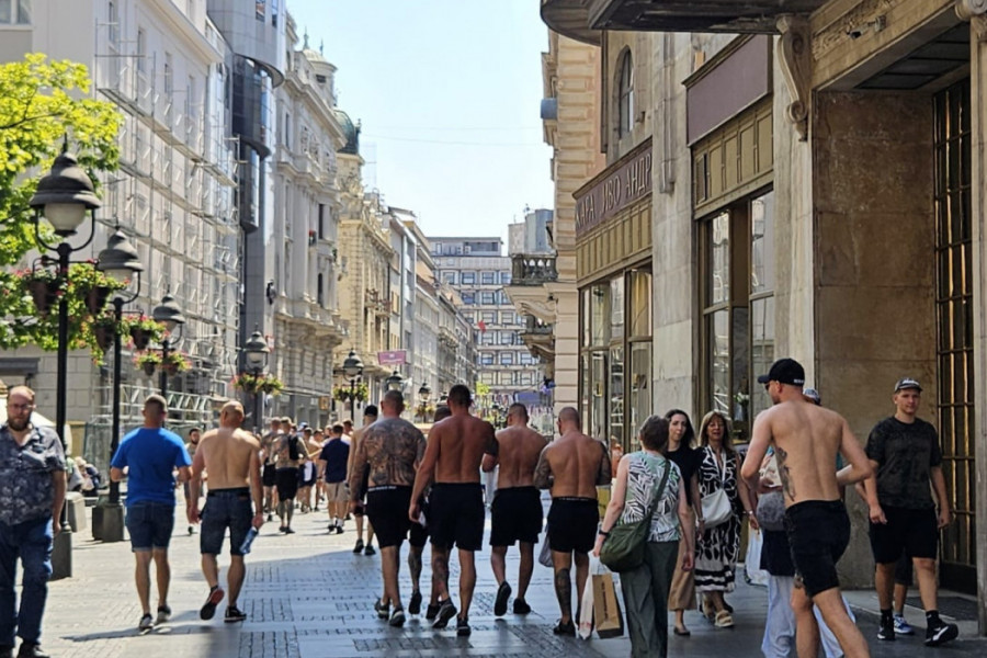 POLJACI MOBILISALI NAVIJAČE: Svi skinuli majice, pa glasno navijali usred Beograda! (FOTO,VIDEO)