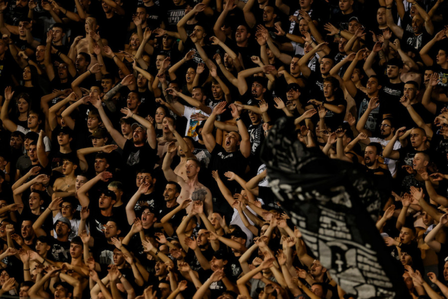GROBARI STIGLI NA STADION! Oni su večeras 12. igrač - GRMEĆE SA TRIBINA SVE VREME (VIDEO)