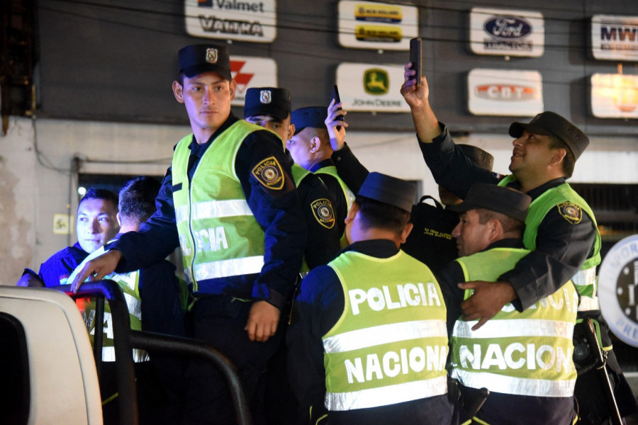 POLICIJA JE IMALA PUNE RUKE POSLA: Nulta tolerancija - svi navijači su pre ulaska na stadion morali da učine jednu stvar! (VIDEO)