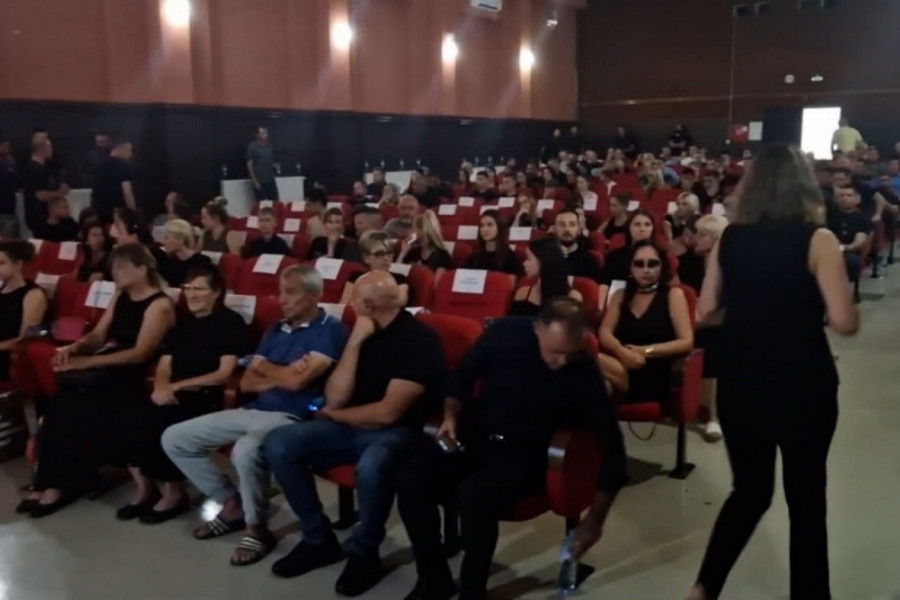 MAJČINE SUZE JAČE OD SVIH REČI: Neutešni oproštaj na komemoraciji za Dragišu Savkovića! (VIDEO)