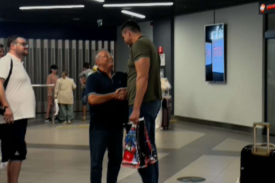 TU JE I NEBOJŠA ČOVIĆ: Predsednik KSS na aerodromu dočekuje "orliće", a evo šta je uradio kada je ugledao Darka Miličića! (VIDEO)