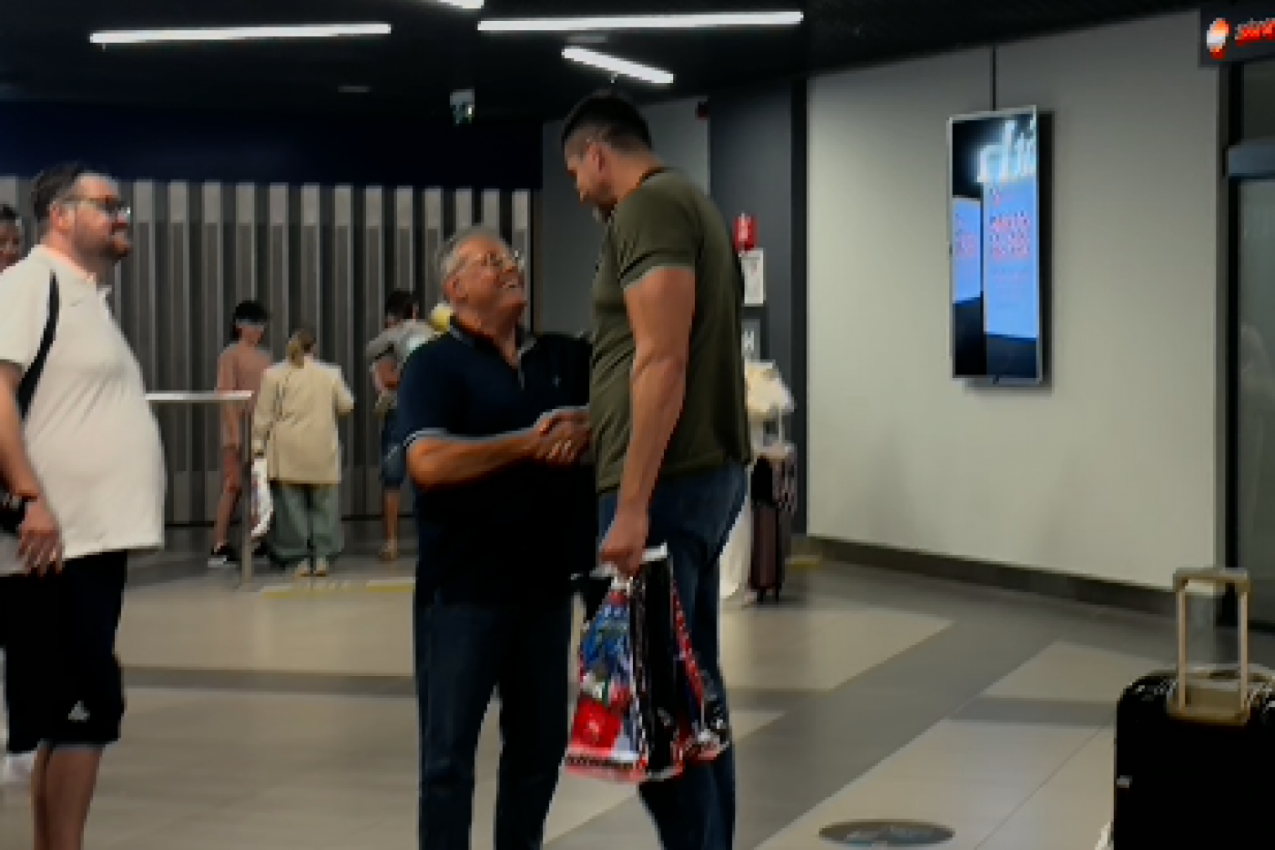 TU JE I NEBOJŠA ČOVIĆ: Predsednik KSS na aerodromu dočekuje "orliće", a evo šta je uradio kada je ugledao Darka Miličića! (VIDEO)