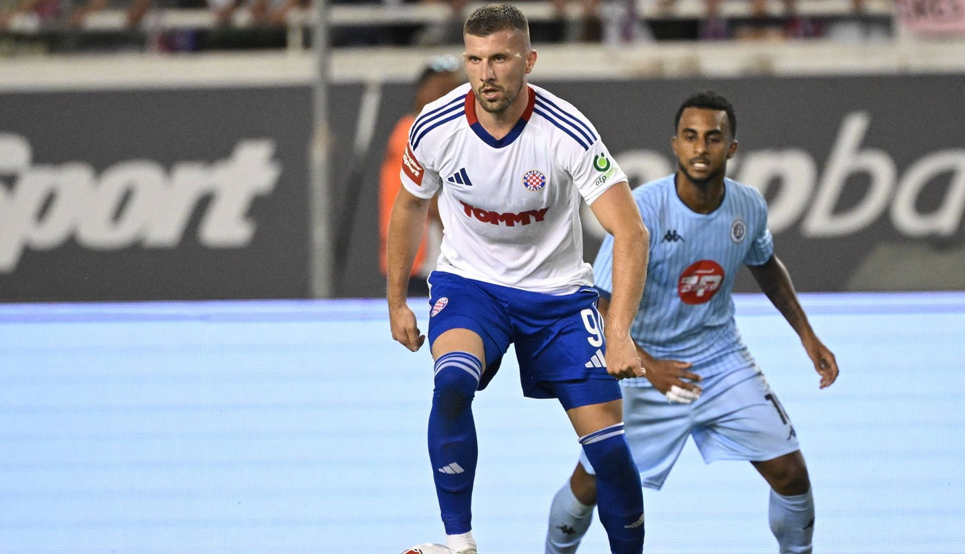 ZBUNJUJUĆA SCENA NA POLJUDU: Rebić nije dao vodu rivalu, evo kako je trener reagovao! (VIDEO) ZBUNJUJUĆA SCENA NA POLJUDU: Rebić nije dao vodu rivalu, evo kako je trener reagovao! (VIDEO)