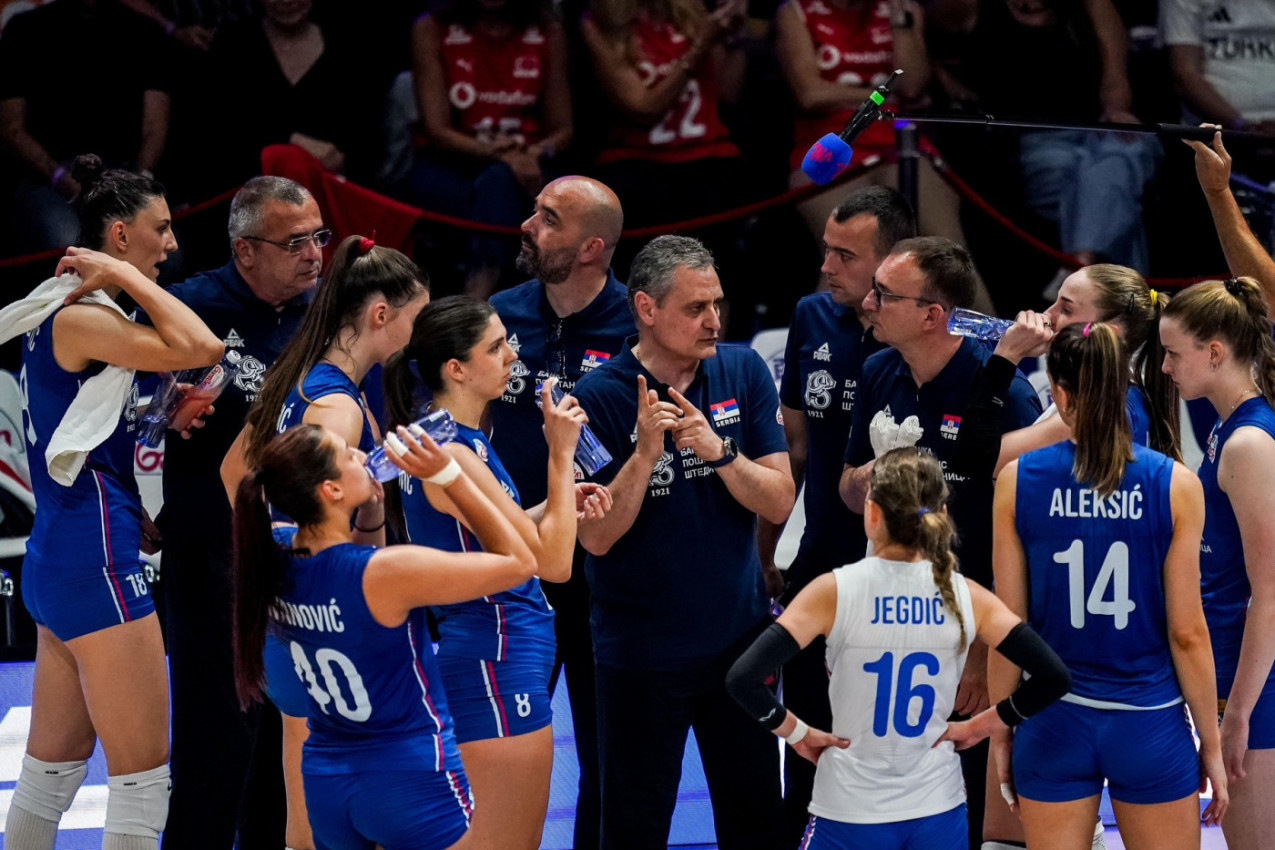 SRCEPARAJUĆE: Pogledajte suze naših odbojkašica posle poraza od Holandije - Tijana van sebe od tuge! (VIDEO) SRCEPARAJUĆE: Pogledajte suze naših odbojkašica posle poraza od Holandije - Tijana van sebe od tuge! (VIDEO)