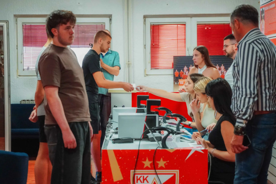ZVEZDAŠI POKAZALI LJUBAV NA DELU! "Delije" opsedale kasu, sjajan odziv za sezonske karte! (FOTO,VIDEO)