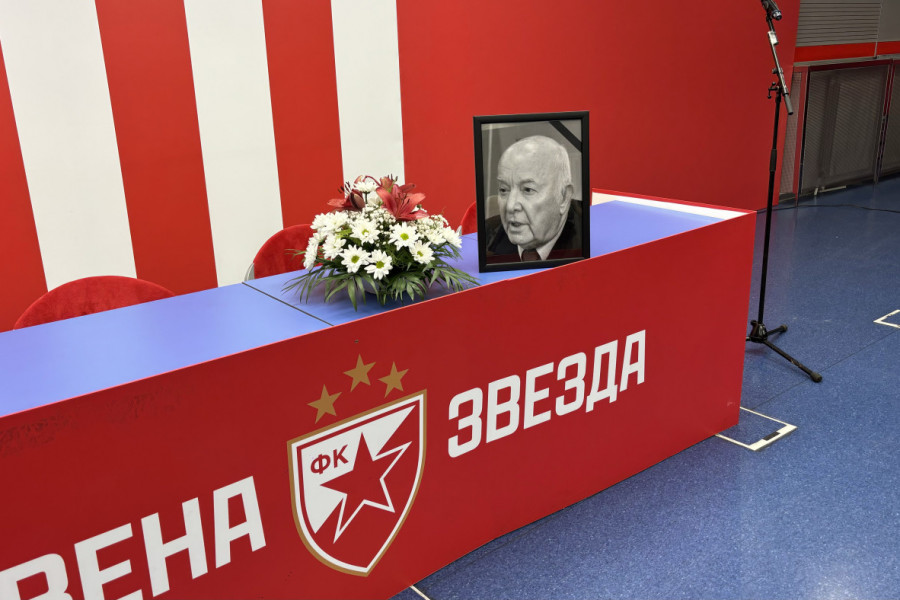 STADION CRVENE ZVEZDE ZAVIJEN U CRNO: Počinje komemoracija legendarnom Denu Tani, stigli Zvezdan Terzić i Mitar Mrkela