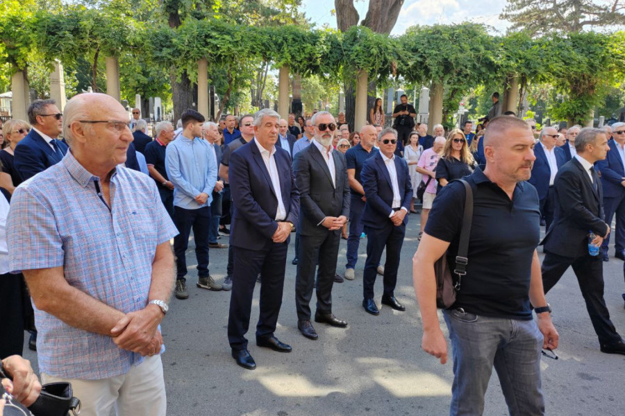 SAHRANA DENA TANE: Utučena supruga prima saučešće, evo ko je sve stigao na Novo groblje!