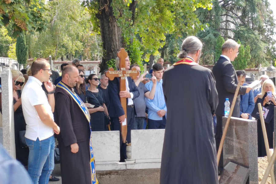 JEDAN DETALJ SA SAHRANE DEN TANE ZAUVEK ĆE OSTATI UPAMĆEN: Ovako nešto se jako retko viđa! (FOTO)