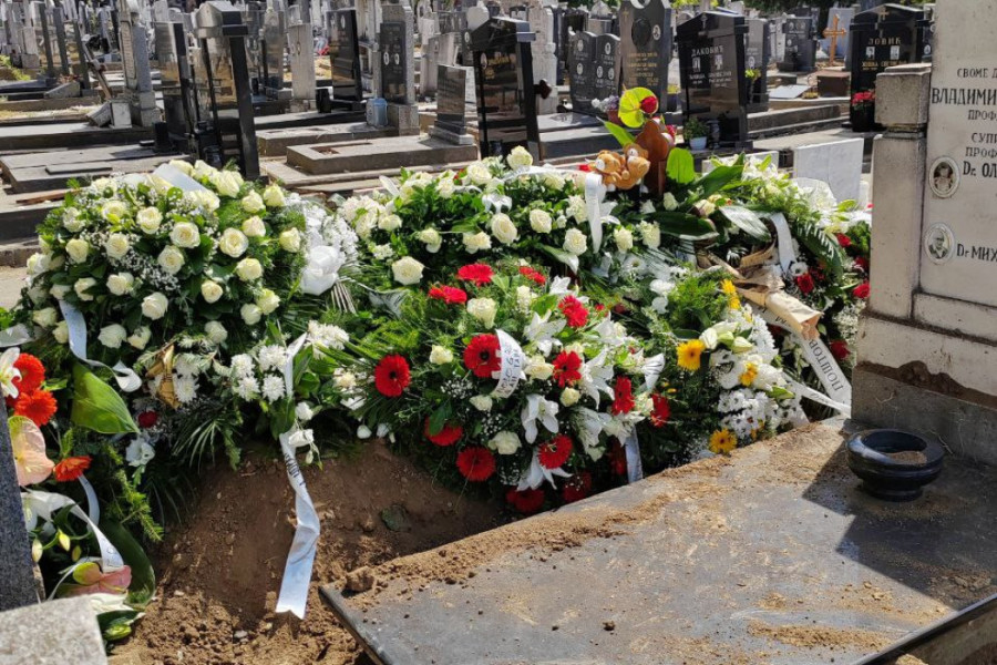 EVO S KIM JE SAHRANJEN VELIKI DEN TANA: Od poruka na njegovom grobu zastaće vam knedla u grlu! (FOTO, VIDEO)