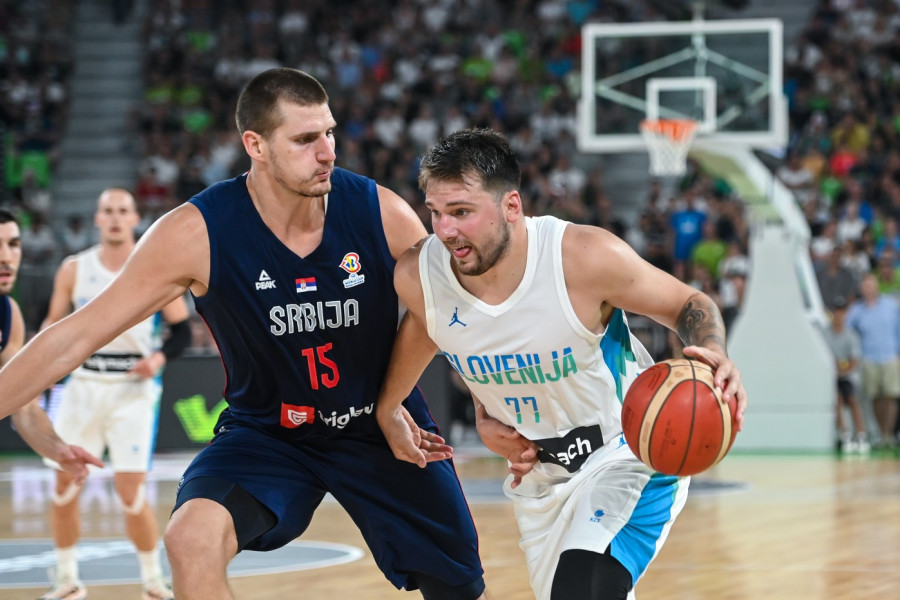 DONČIĆ I SLOVENCI UZ HARMONIKU LETELI DO SRBIJE: Na aerodromu ih čekali fanovi, NBA zvezda nije ostala ravnodušna! (FOTO,VIDEO)