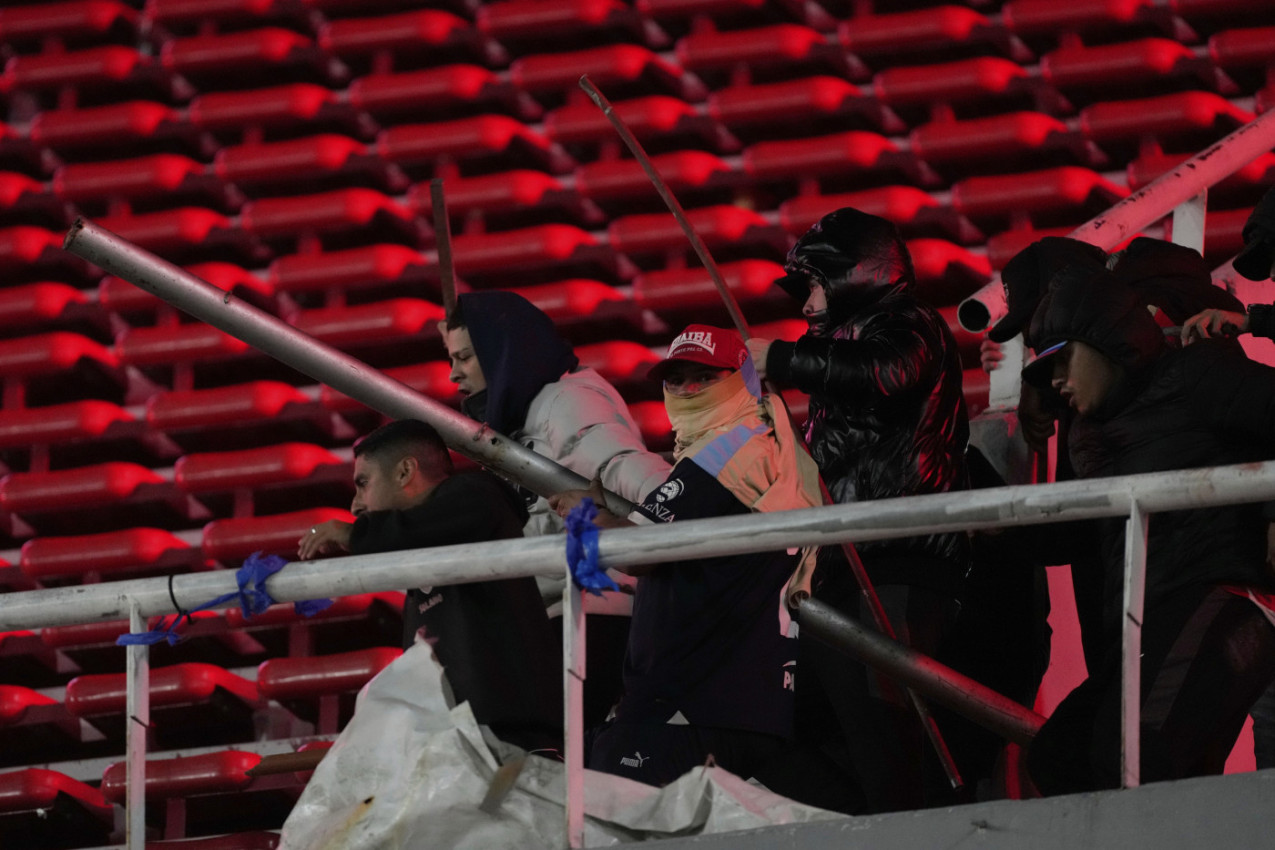 DETE TUKLI ŠIPKOM, PALO JE KO SVEĆA: Ovako su počeli STRAVIČNI neredi na stadionu (VIDEO, FOTO, UZNEMIRUJUĆ SADRŽAJ)