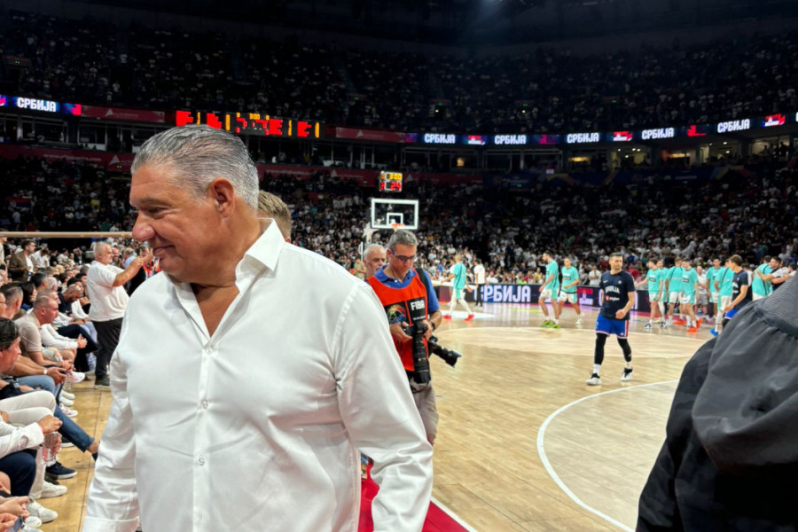 AGENT MATIJE POPOVIĆA PRATI MEČ SRBIJE I SLOVENIJE: Gde god se pojavi, tu je OSMEH! (FOTO)
