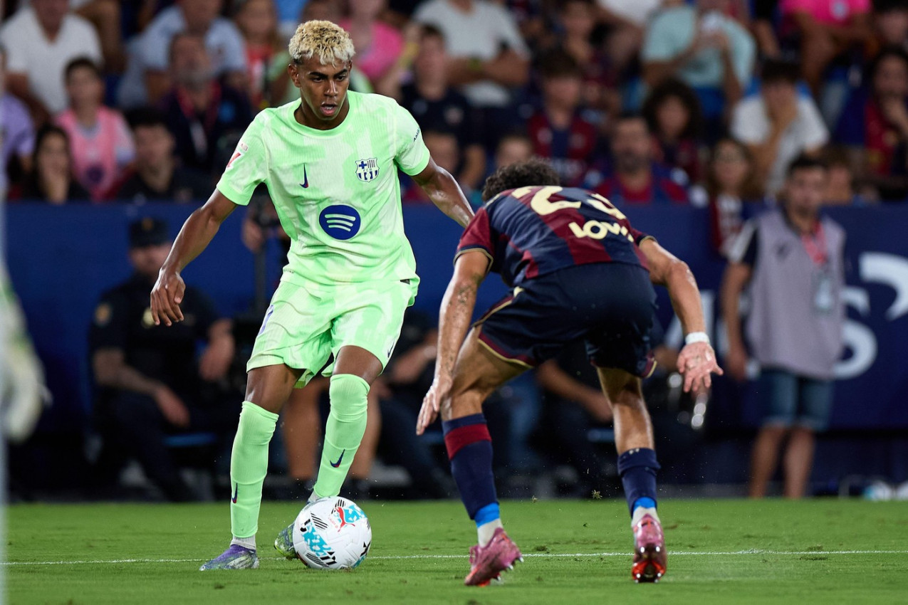 "ČIM SAM ZARADIO, REKAO SAM MAJCI DA BIRA NOVU KUĆU": Često OSPORAVAN i uvek omražen, Lamin Jamal ODUŠEVIO SVE NAVIJAČE! "ČIM SAM ZARADIO, REKAO SAM MAJCI DA BIRA NOVU KUĆU": Često OSPORAVAN i uvek omražen, Lamin Jamal ODUŠEVIO SVE NAVIJAČE!