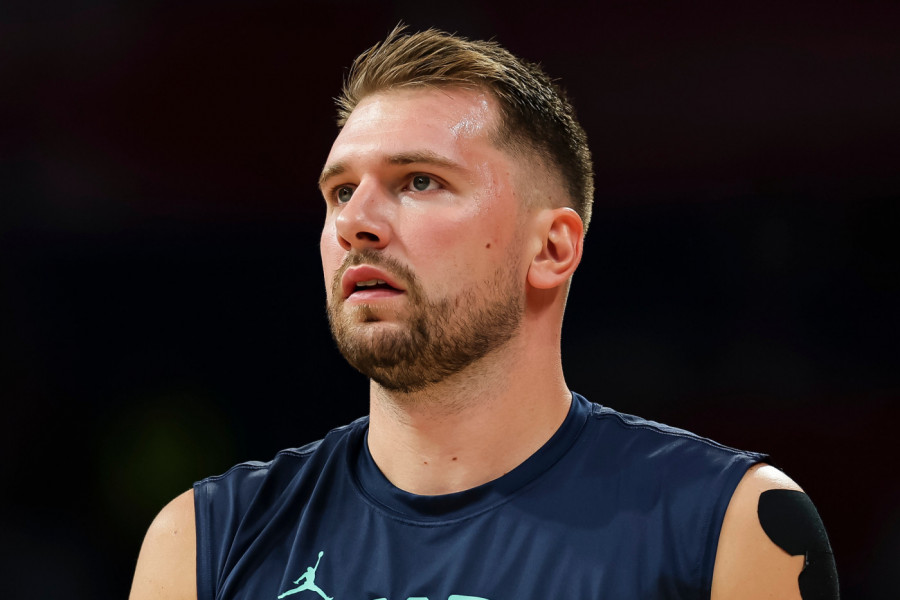 SKANDAL NA EVROBASKETU: Luka Dončić ZAVRŠIO na PARKETU, a bivši igrač Partizana ULETEO ODMAH! (VIDEO)