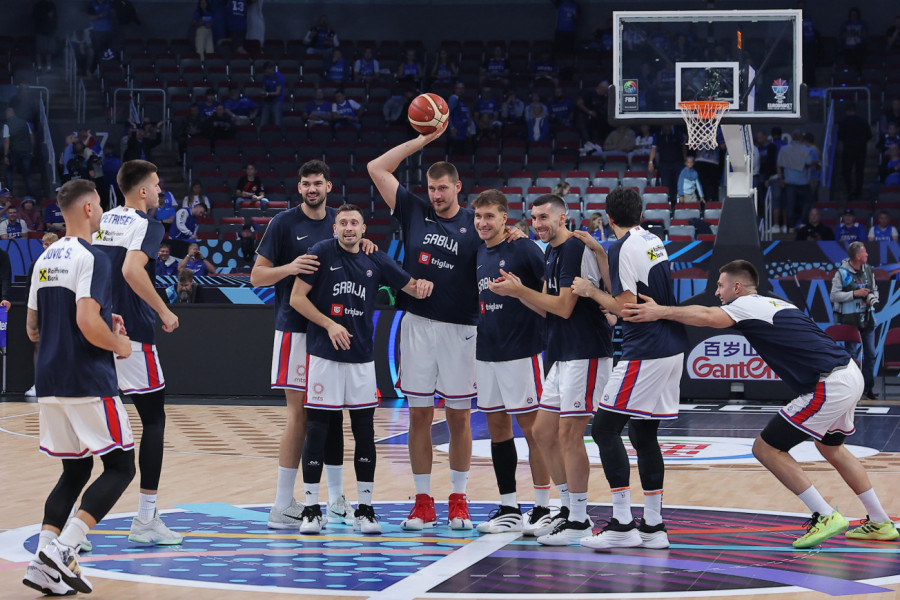 SKANDAL NA EVROBASKETU! Pogledajte srpsku zastavu, SVI SU OSTALI U ČUDU! (FOTO)