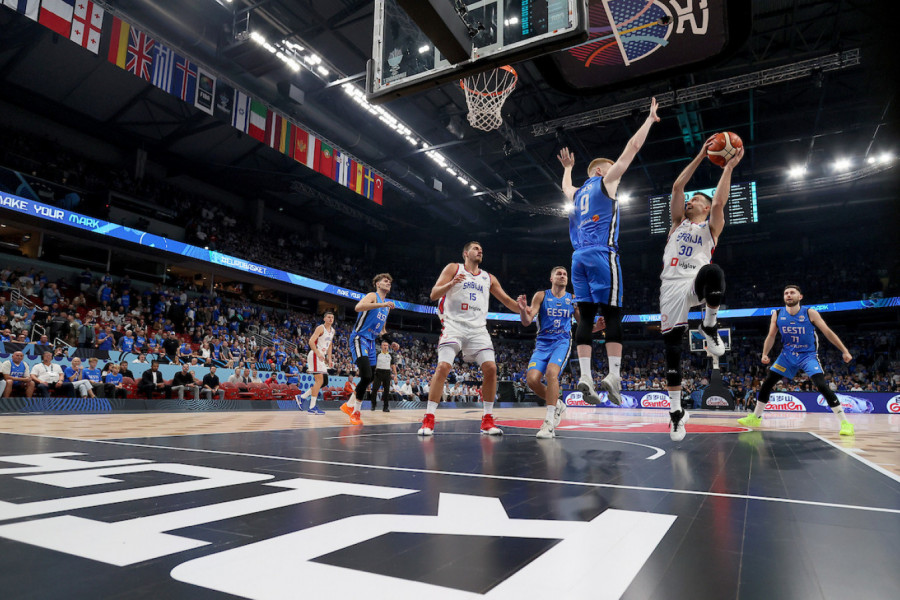 MORA LI TA POLITIKA NA PRAZNIKU KOŠARKE? Estonci istakli zastavu kojoj nije mesto na tribinama Evrobasketa! (FOTO)