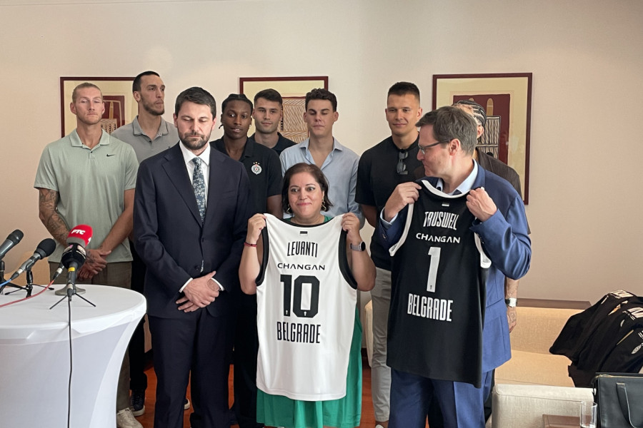 KOŠARKAŠI PARTIZANA U AMBASADI AUSTRALIJE: Pogledajte šta su tu radili - evo šta je rekao ambasador zemlje kengura (VIDEO)