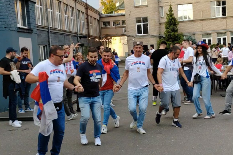 ČUVENA  PESMA ZAGRMELA RIGOM, A ONDA SU SRBI OPLELI KOLCE! Naši navijači se sjajno zabavljaju pred okršaj s Portugalom (VIDEO)