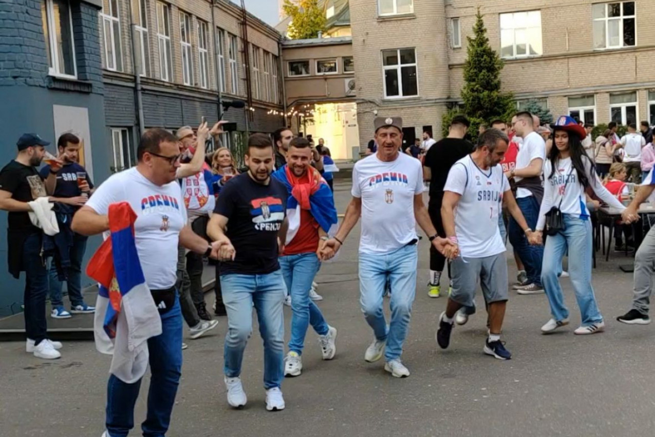 ČUVENA  PESMA ZAGRMELA RIGOM, A ONDA SU SRBI OPLELI KOLCE! Naši navijači se sjajno zabavljaju pred okršaj s Portugalom (VIDEO)