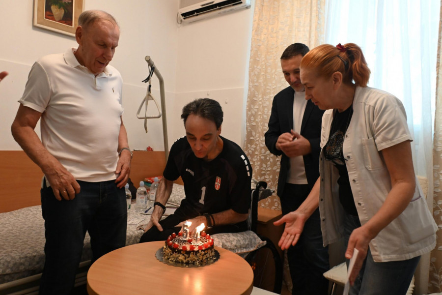 EMOTIVNE SCENE U DOMU ZA STARE: Džajić i Radujko iznenadili legendu, i to na njegov rođendan! (FOTO)