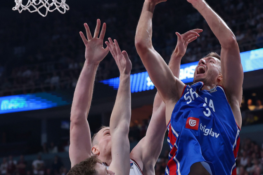 SJAJNI ALEKSA AVRAMOVIĆ: Vratila je Srbija Letoniji za sve trojke, "Orlovi"  na +9!