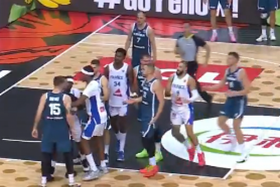 JEZIVA TUČA KOŠARKAŠA FRANCUSKE I SLOVENIJE NA EVROBASKETU! Neshvatljiv potez igrača IZAZVAO HAOS (VIDEO)