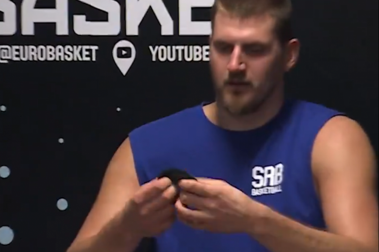 ZABRINUTA FACA JOKIĆA NAKON TEŠKOG PADA! Isplivao snimak, evo kako izgleda RUKA Nikole! (VIDEO) ZABRINUTA FACA JOKIĆA NAKON TEŠKOG PADA! Isplivao snimak, evo kako izgleda RUKA Nikole! (VIDEO)
